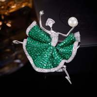Broche de luxe légère entièrement sertie de diamants, motif ballerine, perle d'eau douce élégante et raffinée, accessoire polyvalent pour femme