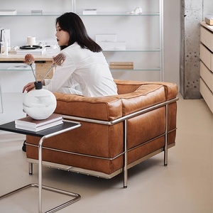 Fauteuil LC3 Style en cuir pleine fleur brun clair avec structure en acier inoxydable poli, <span class=keywords><strong>chaise</strong></span> d'appoint moderne pour salon - Product Image 3