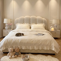 Cadre de lit double king size moderne et luxueux, rembourré en tissu, mobilier de chambre à coucher au design minimaliste pour maison et villa