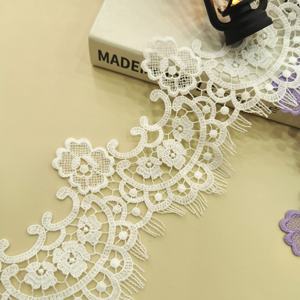 Tessuto in Pizzo Francese di Lusso all'Ingrosso, Tradizionale con Motivi Floreali in Seta di Latte per Abiti da Sposa e da Sera - Product Image 3