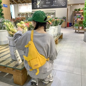 Niche personnalisé étanche Premium mignon dessin animé canard forme Design exquis lettre étiquette Nylon Campus fille sac à bandoulière - Product Image 5