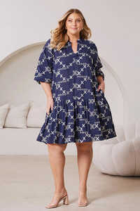 Robe mi-manches Valeria imprimée en bleu marine, col mandarin, poignets élastiqués, 100% coton respirant - Product Image 2