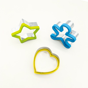 Tagliabiscotti a forma di cuore, stelle e omino di pan di zenzero dorati con bordo in silicone - Product Image 4