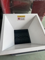 Broyeur à un seul arbre pour le recyclage des déchets métalliques, des bouteilles et du plastique avec moteur automatique