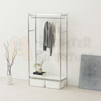 Porte-manteau mural moderne de la série UrbanChrome, finition chromée brillante, design ouvert minimaliste, détails de bordure en ABS raffinés, coins arrondis