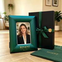 Marco de Fotos de Cuero Personalizado con Logotipo en Relieve Dorado, Color Verde Azulado Intenso, Venta al Por Mayor para Hoteles, Oficinas y Hostelería