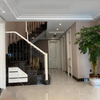 Rampe d'escalier intérieur moderne personnalisée en fonte avec acier et laiton pour villa
