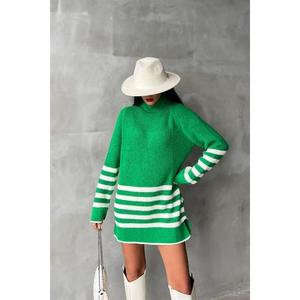 Robe pull oversize rayée Palgen, col roulé, coupe ample, en laine respirante, couleur contrastée verte, mode féminine - Product Image 5