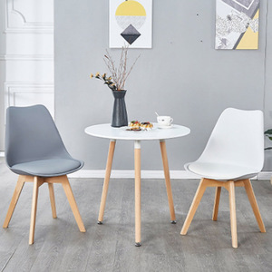 Chaise de salle à manger sans accoudoirs de style nordique de luxe avec siège en similicuir souple, pieds en bois, chaise de loisirs moderne pour appartement - Product Image 1