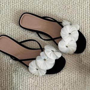 Tongs à fleurs de style français pour femmes, sandales plates d'été style féerique, mules de vacances - Product Image 1