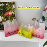 Sac fourre-tout en plastique dégradé givré réutilisable avec impression de logo pour l'emballage de vêtements et de cadeaux