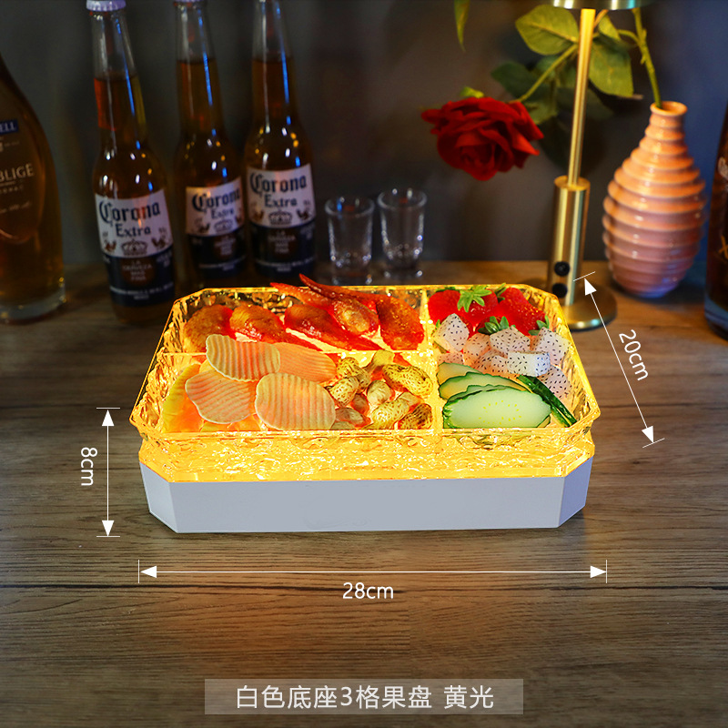 3 cuadrados con fondo blanco y luz dorada.