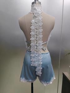 Ensemble deux pièces OEM & ODM au <span class=keywords><strong>design</strong></span> original : Crop top sans manches en satin doux color-block avec col halter profond drapé et short à bordure en dentelle - Product Image 3