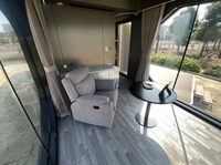 Maison conteneur personnalisable, capsule spatiale préfabriquée, structure en acier, conception anti-pluie et anti-sismique, deux chambres et un salon pour site touristique