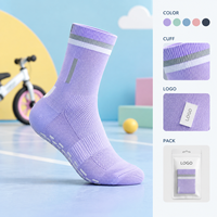 Chaussettes de sport respirantes bleu ciel et vert citron pour le cyclisme, coupe ajustée, maille respirante, bord côtelé, faible volume, zones de couleur inaltérable, échantillon approuvé