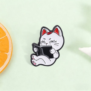 Pin Enamel Lucu Bentuk Kucing Pecinta Buku, Bros Kustom Warna Hitam Berlapis Nikel, Hadiah Promosi untuk Tas Ransel - Product Image 1