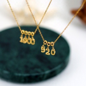 Dijes Deslizantes con Letras y Números |   Topes de Posicionamiento de Silicona con Iniciales del Alfabeto y Números del 0 al 9, Ajustables, de Acero Inoxidable con Baño de Oro PVD de 18K - Product Image 4