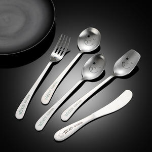 Juego de Cubiertos de Mimbre con Diseño de Cara Sonriente, Acero Inoxidable 304, Cubiertos Infantiles para Comer, Diseño de Dibujos Animados, Grado Alimenticio - Product Image 1
