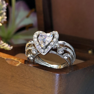 Anello a Forma di Cuore per Donne, Design Curvo Cavo, Accessorio da Dito per Uso Quotidiano - Product Image 3