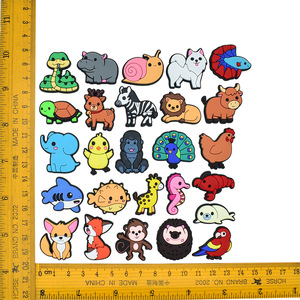 Abalorios creativos de PVC y perlas para zapatos de animales pequeños, accesorios de dibujos animados DIY con agujero de hebilla, decoraciones extraíbles para zapatos - Product Image 2