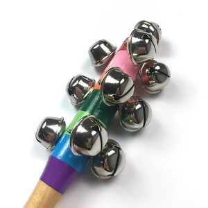 Venta al por mayor de 10 campanas metálicas con pintura arcoíris, campanas de mano de madera, instrumento de percusión Orff para bebés y niños pequeños, campanas de ritmo. - Product Image 1