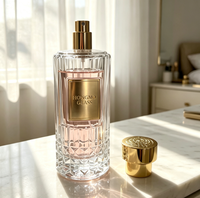 Flacon de parfum élégant en verre strié de 100 ml, fond épais, bouchon en métal doré, couleur personnalisée et étiquette en métal, emballage de luxe à vendre