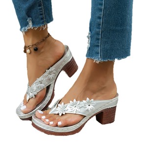 รองเท้าแตะไซส์ใหญ่แบบมีส้นกลาง ประดับดอกไม้สไตล์ยุโรปอเมริกัน สำหรับผู้หญิง ใส่ไปทะเล ขายส่ง ไซส์ 43 - Product Image 5