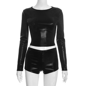 Nuovo Completo Primaverile in Tessuto Lucido Elasticizzato Due Pezzi con Top Corto a Maniche Lunghe e Pantaloncini Aderenti - Product Image 6