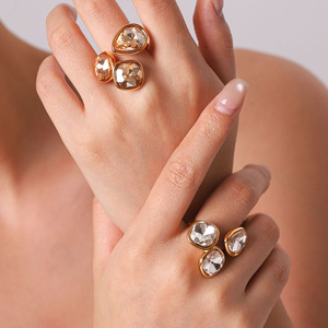 Joias H&C que não mancham, anel de aço inoxidável banhado a ouro 18K com três pedras, formato de gota e quadrado, zircônia cúbica, anel aberto para mulheres e homens - Product Image 1