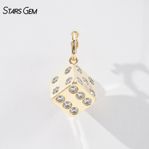 Pendentif dés porte-bonheur en or jaune 10K avec diamant de laboratoire 1,75 ct TCW - Product Image 2