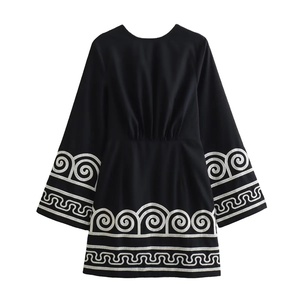 TAOP&ZA Estate 2023 Nuovo Abito <span class=keywords><strong>Corto</strong></span> da Donna <span class=keywords><strong>a</strong></span> Blocchi di Colore, Pullover Nero con Collo Tondo, <span class=keywords><strong>Maniche</strong></span> <span class=keywords><strong>Lunghe</strong></span>, Bordo Ricamato, Linea ad <span class=keywords><strong>A</strong></span> 1162241 - Product Image 1