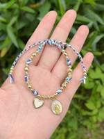 Bracelet en chaîne dorée avec perles de cristal colorées, breloques pendantes en zircon et gemmes de formes variées (cœur, carré, ovale, goutte d'eau, marquise)