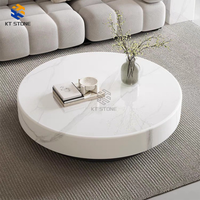 Table basse moderne et spacieuse en marbre KT STONE avec support stable pour conversations en famille, moments de thé et petits rassemblements.