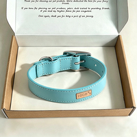 Collier pour chien en cuir PU bleu clair avec logo personnalisé, plaque métallique avec logo personnalisé, boucle argentée, surpiqûres blanches, collier réglable pour animaux de compagnie