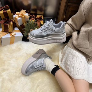 Baskets blanches à plateforme haute, style compensé, polyvalentes pour les tenues décontractées et sportives, et mocassins surdimensionnés mignons et adorables. - Product Image 2