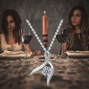 Pendentif coréen-japonais minimaliste à la mode Ins haut de gamme en acier inoxydable pour femmes chaîne classique en forme de papillon en or et zircon - Product Image 4