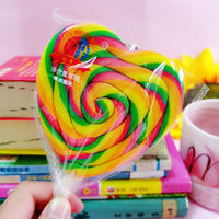 50g Halal gecertificeerde hartvormige regenbooglollipop met fruit smaak, in individueel verpakte snoepverpakking, harde Chinese snack