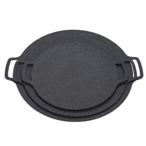 Poêle à griller BBQ de 36 cm en acier au carbone, plaque de cuisson ronde avec deux poignées, revêtement marbré pour cuisson au gaz et à induction en extérieur - Product Image 4
