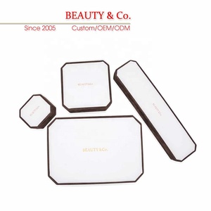 Boîte à bijoux blanche haut de gamme en cuir PU, design élégant fait main, forme personnalisable, avec charnières et insert en éponge pour bagues et bracelets - Product Image 1