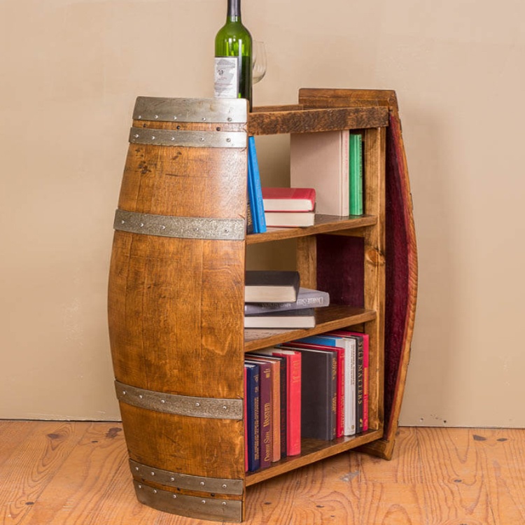 Старая винная бочка для демонстрации деревянной книжной полки