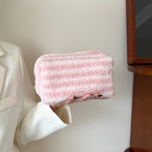 Sac à fermeture éclair sac de maquillage en laine d'agneau rayé haut de gamme étiquette de lavage doux pour sac cosmétique d'hiver 8 pouces - Product Image 2