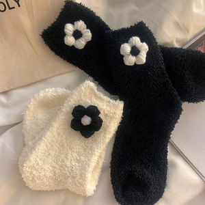 Calcetines peludos para mujer con diseño de flores, calcetines cálidos de algodón hasta media pantorrilla para otoño e invierno, para dormir en el suelo - Product Image 1
