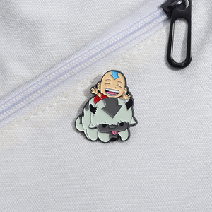 Spille da Bavero in Metallo Smaltato in Lega di Zinco Nichel Nero con Ragazzo Sdraiato sulla Schiena di una Mucca, Disponibili all'Ingrosso per Abbigliamento e Regali - Product Image 1