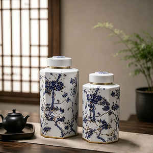 Bocaux hexagonaux en porcelaine blanche, bleue et dorée à motif floral avec bordure dorée pour table console zen orientale et accent de décoration intérieure - Product Image 2
