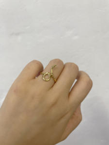 Anello Minimalista YHL R30 in Acciaio Inossidabile Dorato con Design Intrecciato Raffinato - Product Image 2