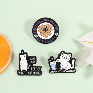 Pin de Esmalte de Gato Blanco Kawaii con Frase Divertida: Vino, Vi, Olvidé Qué Estaba Haciendo - Product Image 1