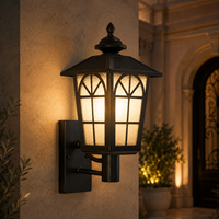 Lanterne murale extérieure traditionnelle avec cadre cintrée et verre dépoli pour l'éclairage d'entrée de villa