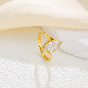 Anillo de Diamante con Corte Marquesa - Oro y Plata de Dos Tonos, Diseño de Lujo Ligero, Accesorio Elegante y Brillante para Uso Diario - Product Image 4