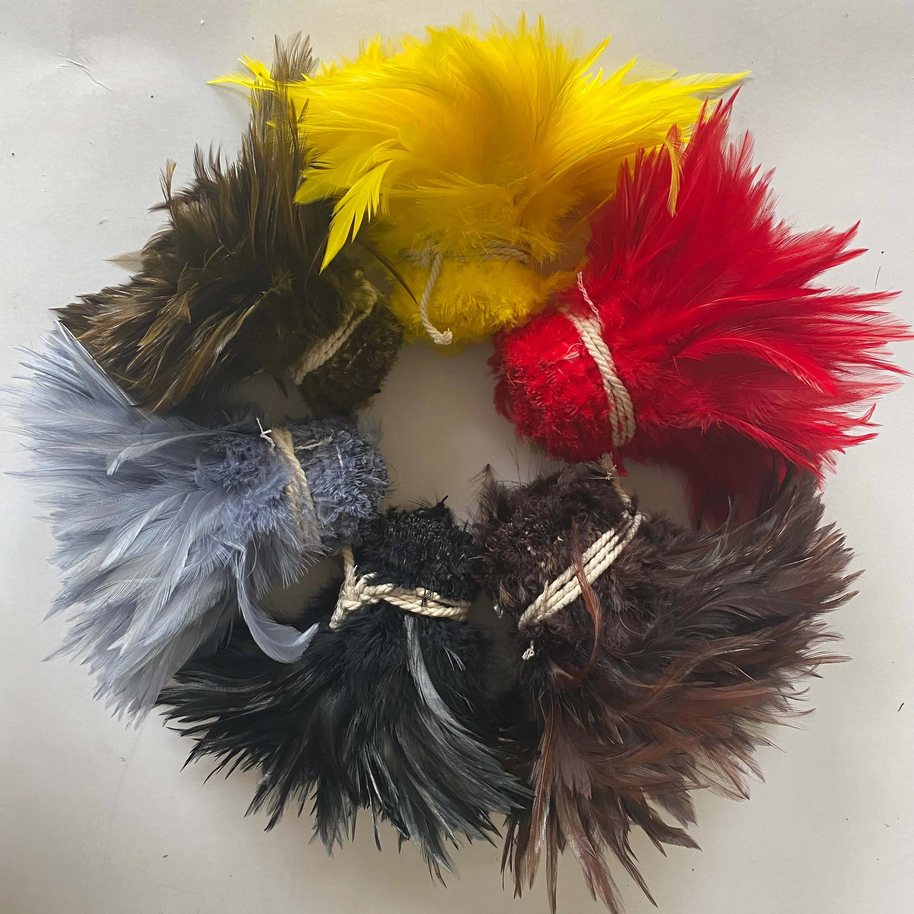 g Hot Sell 5/6inch Dyed White Rooster Saddle Feathers strung for carnival