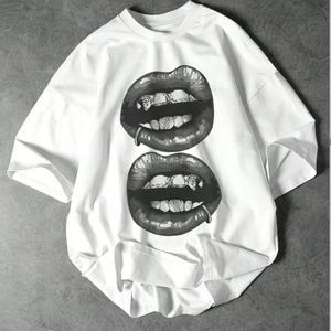 เสื้อยืดแขนสั้นสไตล์ฮิปฮอปทรงโอเวอร์ไซส์ลายการ์ตูนริมฝีปาก พิมพ์ลายถักนิตติ้ง 100% ราคาโรงงาน - Product Image 1
